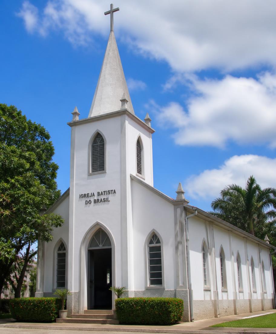 Templo batista histórico com torre e cruz